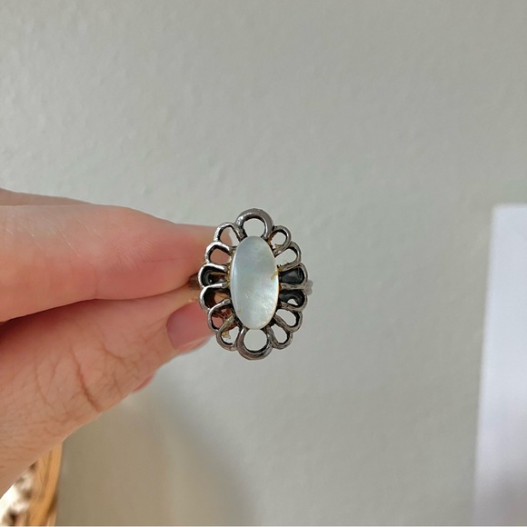 Mother of Pearl Silver Flower Oval Ring Vintage “Pearlette” Beach Neutral White - Picture 10 of 12